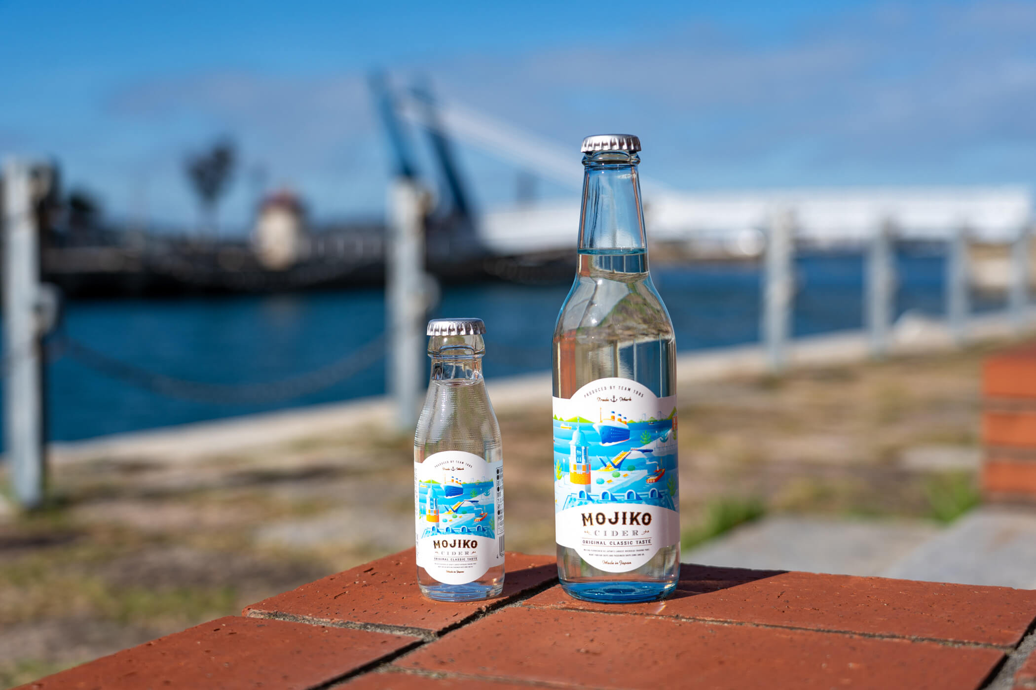 門司港サイダーMINI 95mlと330ml、ミニチュアキーホルダーのサイズ比較