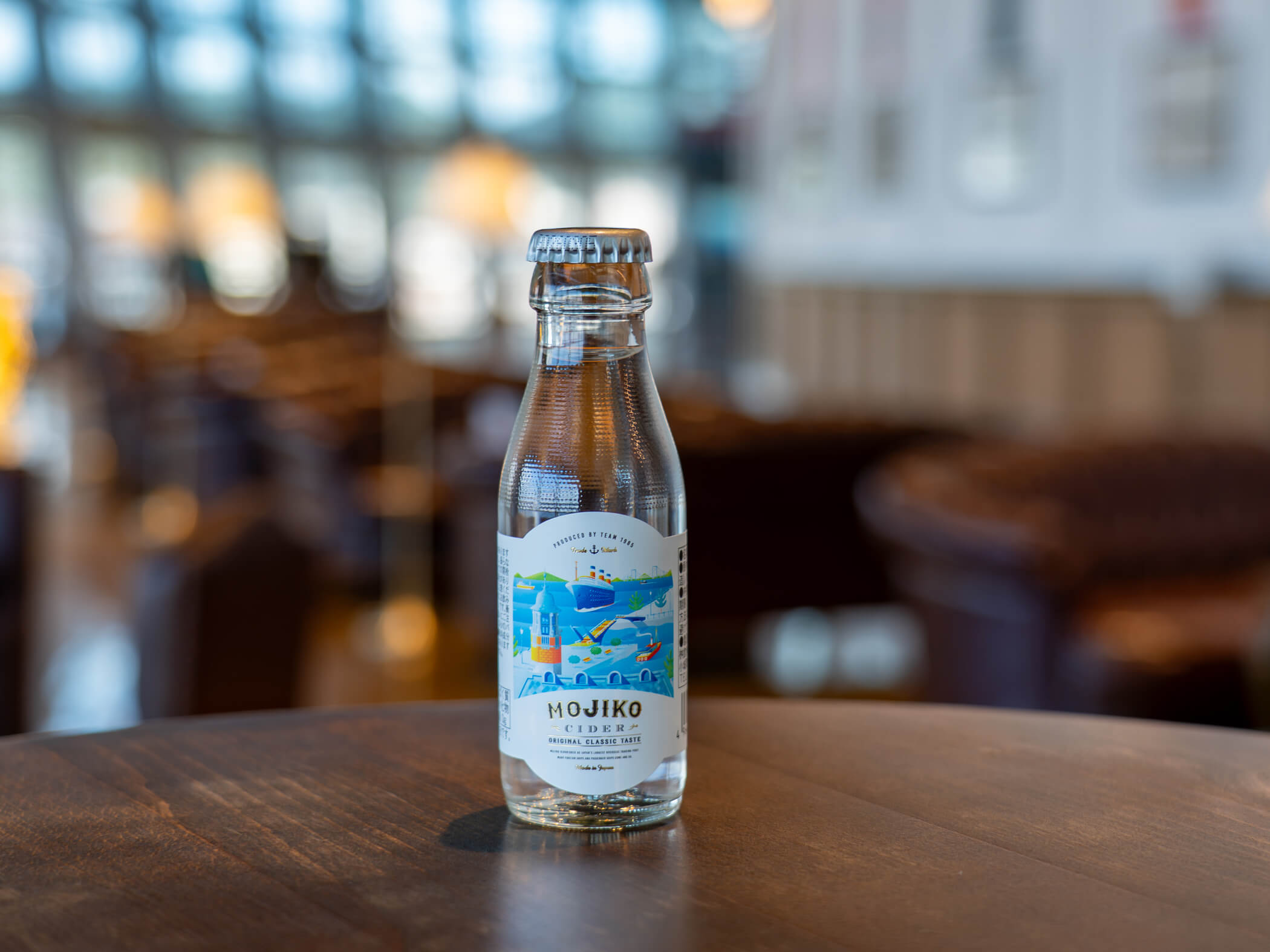店内のテーブルに置かれた門司港サイダーMINI 95ml