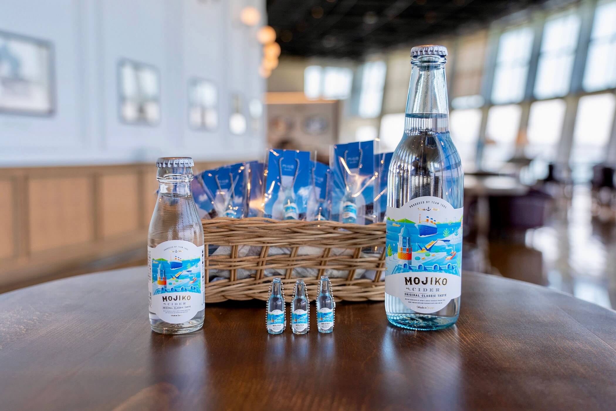 門司港サイダーMINI 95mlと330ml、ミニチュアキーホルダーの店頭展示