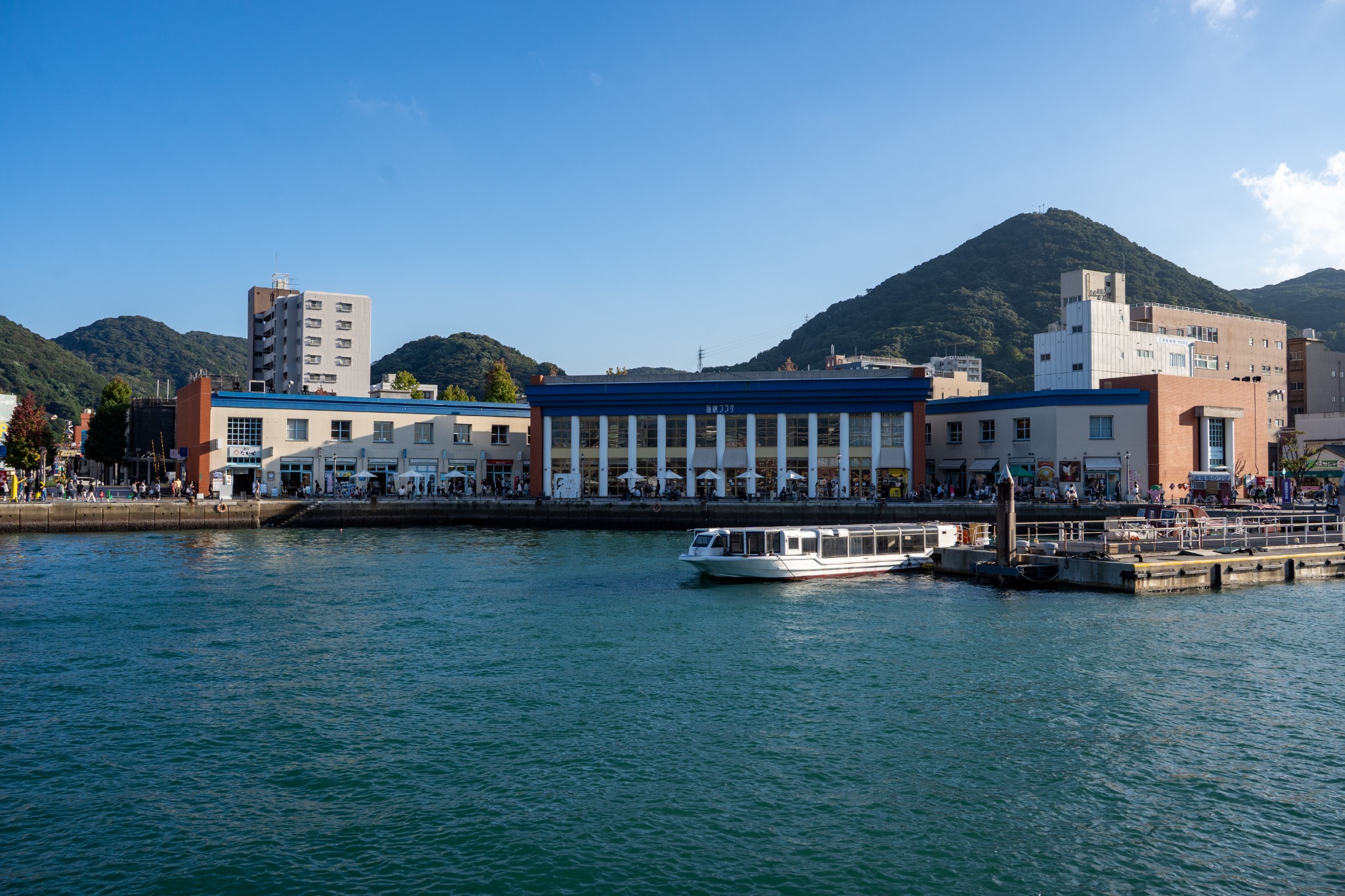 関門海峡側から望む門司港レトロの海峡プラザと水辺