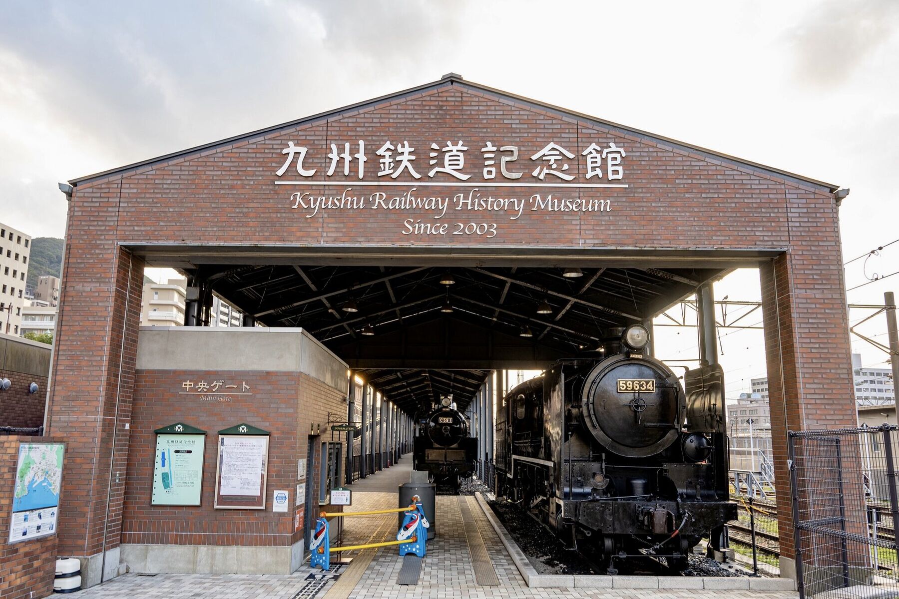 赤レンガの建物と車両が並ぶ九州鉄道記念館