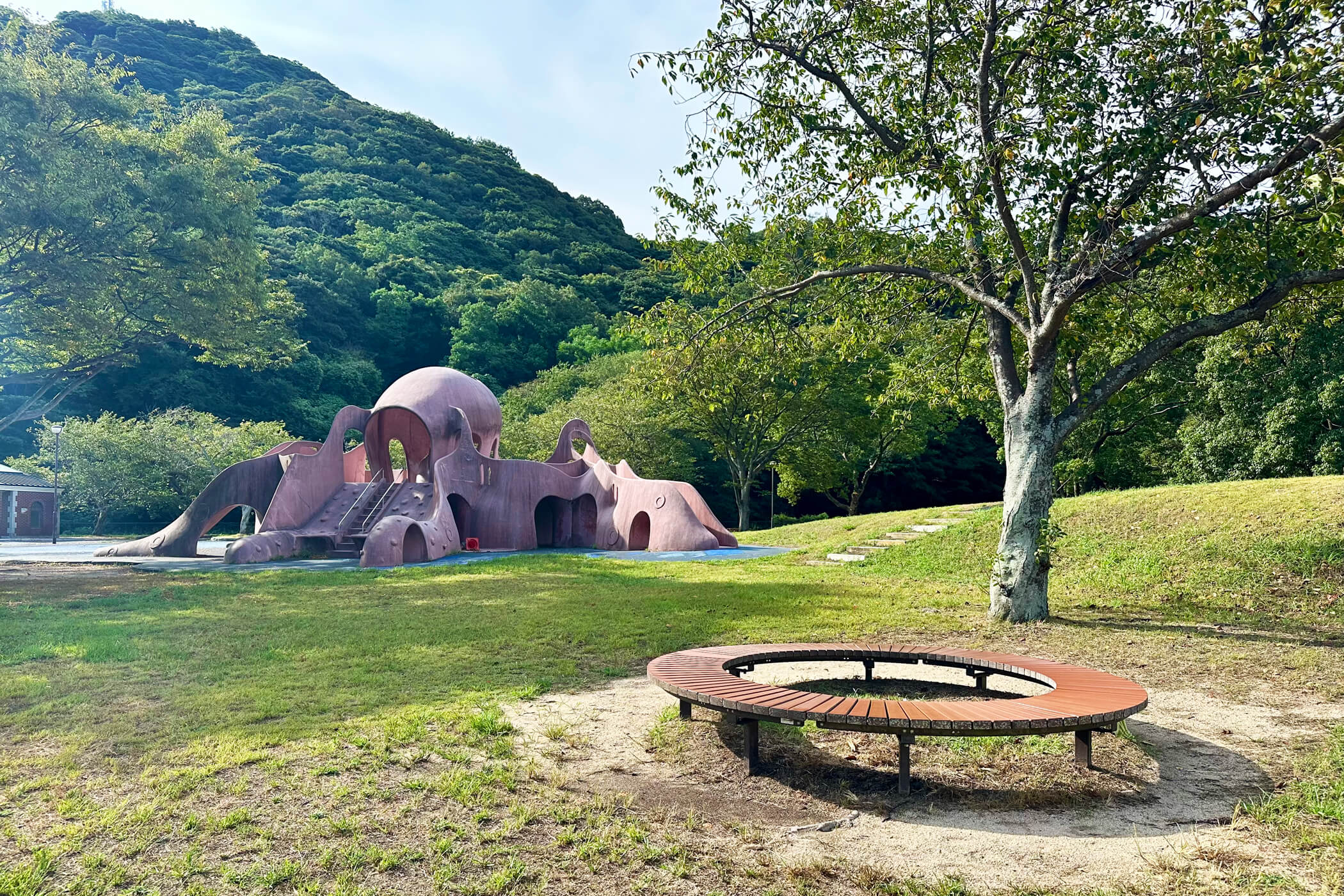 和布刈公園の緑の中にあるタコ遊具