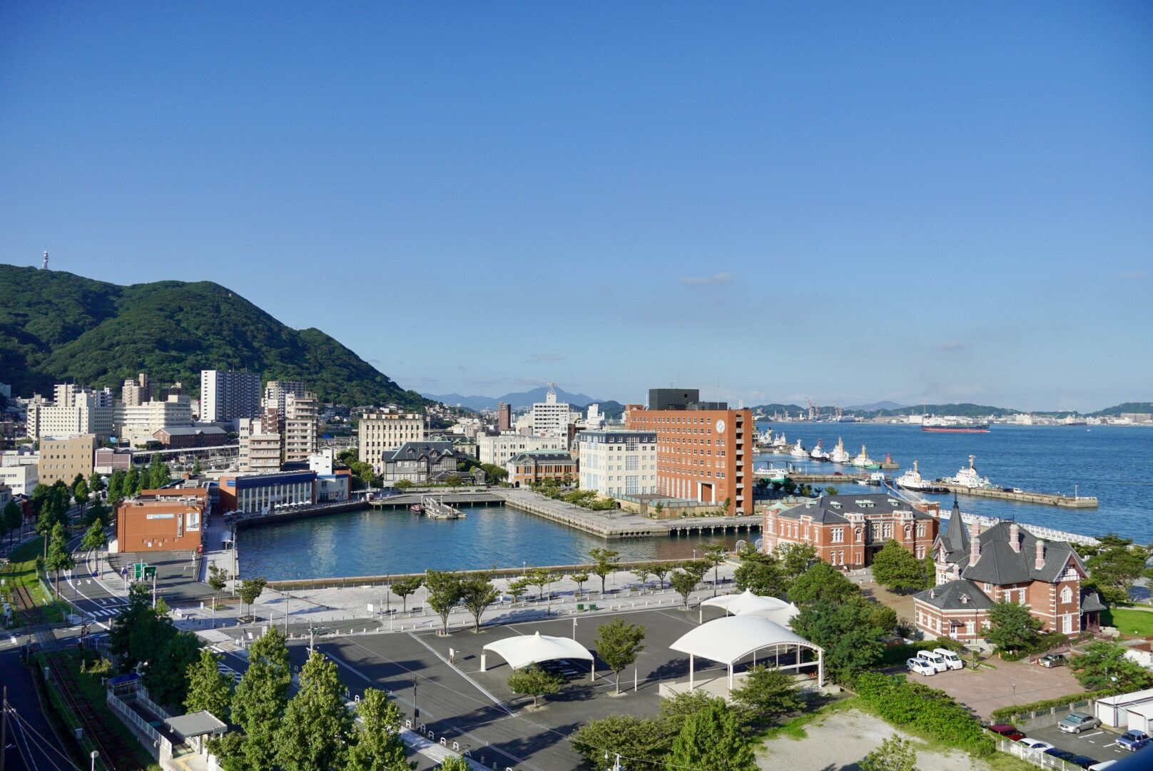 関門海峡と門司港レトロの街並みを望む風景