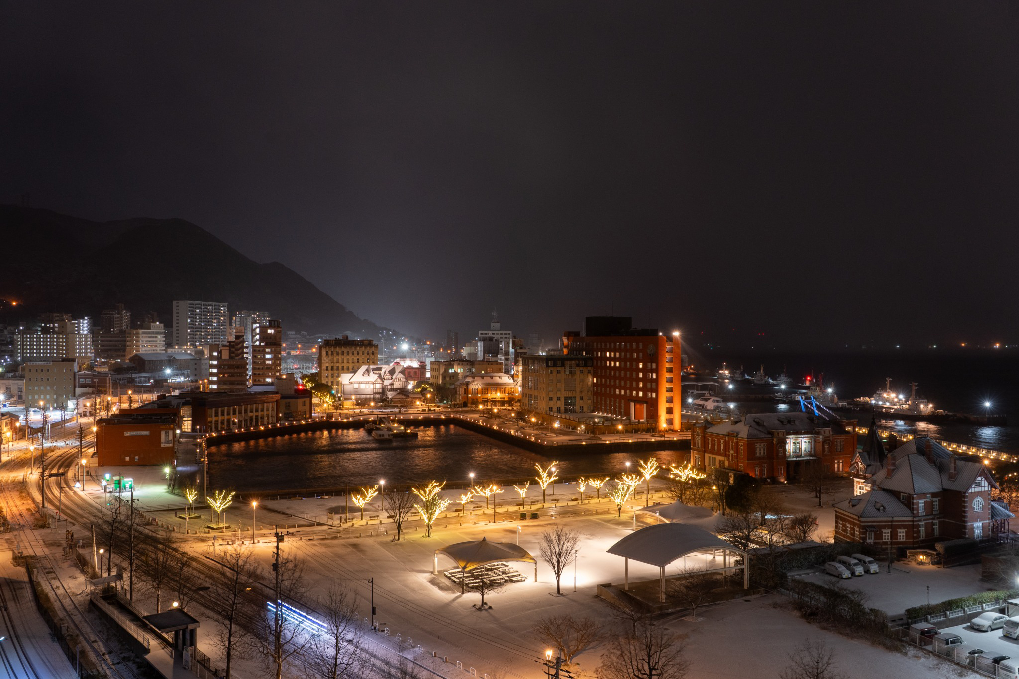 雪に包まれた冬の門司港レトロと第一船だまりの夜景