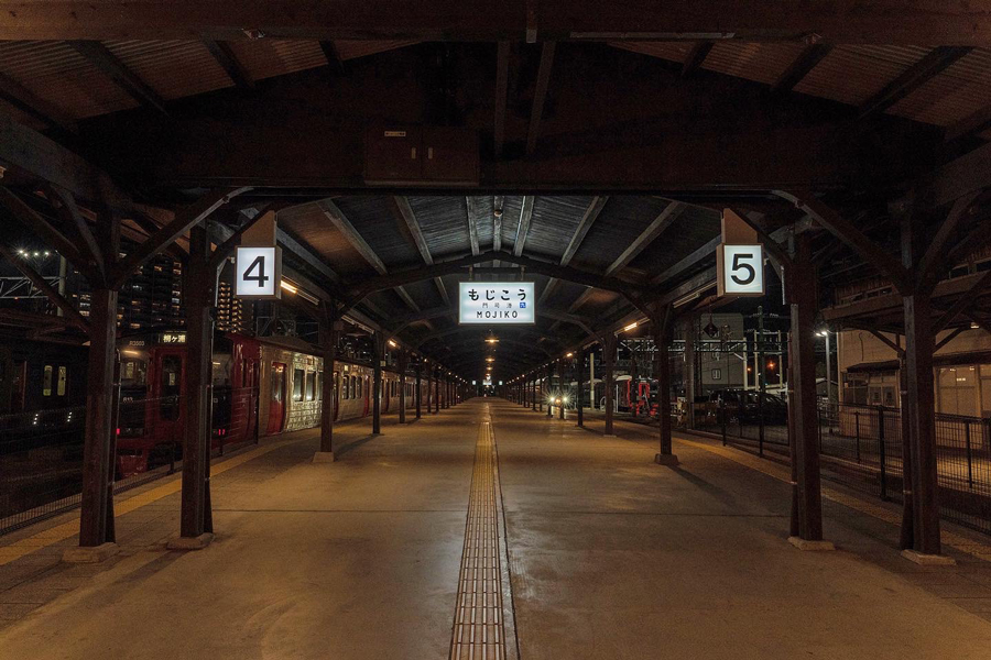 夜のJR門司港駅ホームと「もじこう」の駅名標