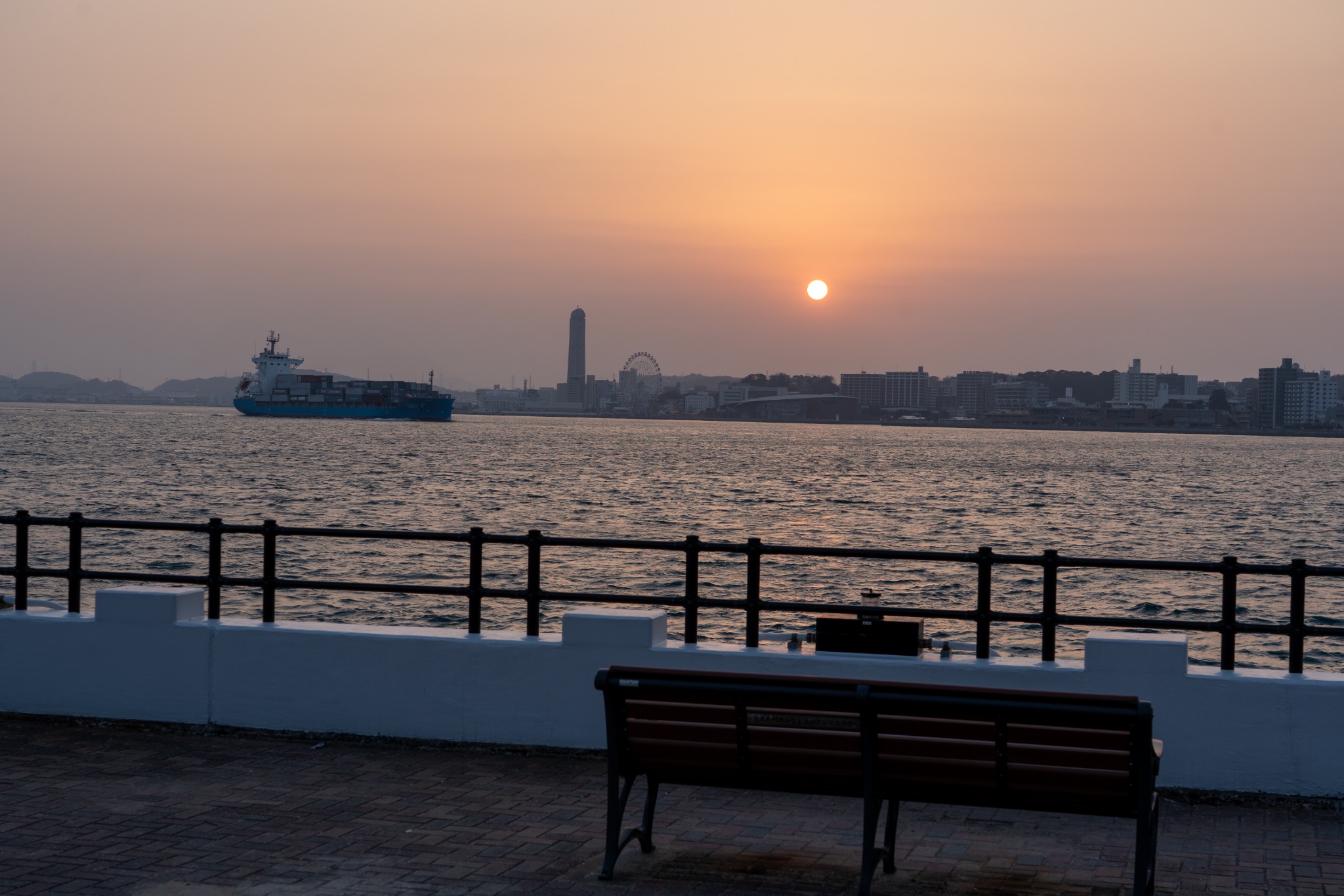 ノーフォーク広場から関門海峡越しに望む下関の夕景