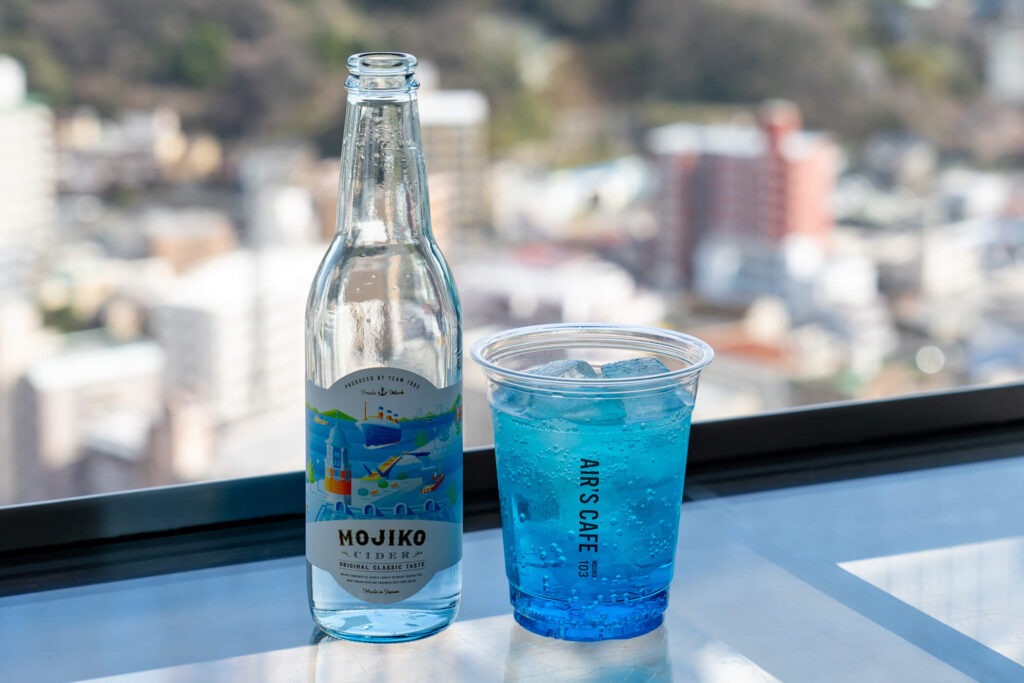 エアーズカフェのドリンクと門司港サイダーを窓際に並べた様子