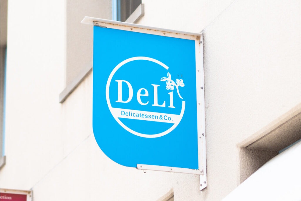 DeLi 門司港店の青い店舗看板