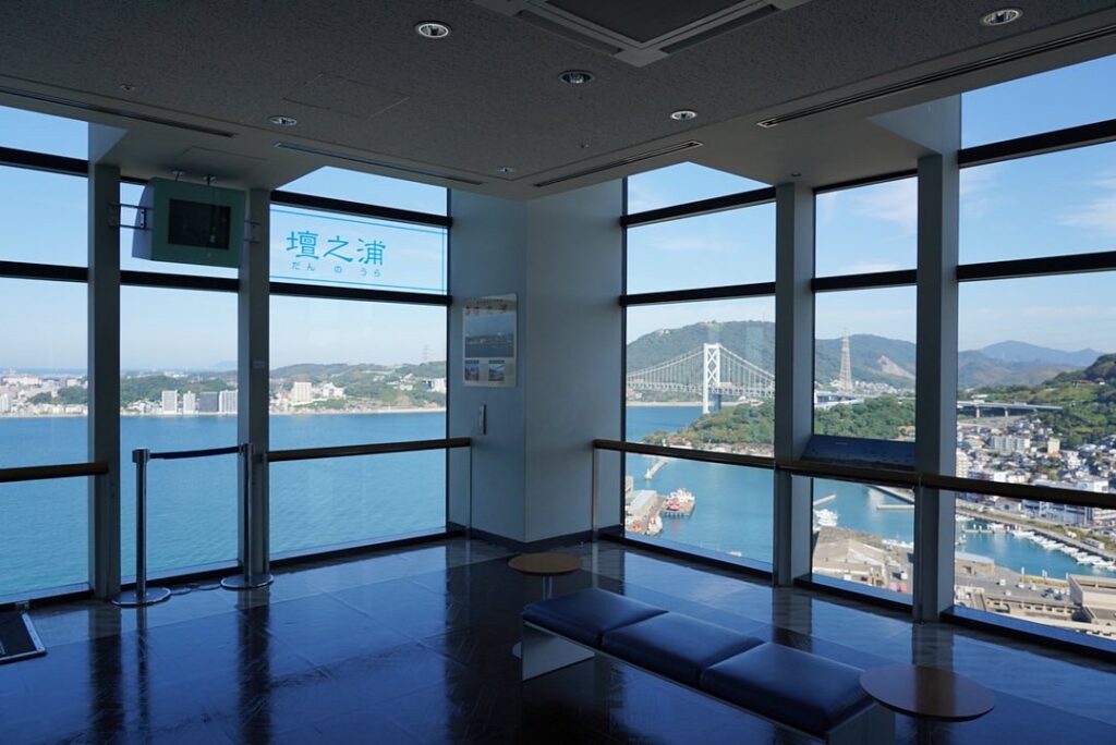 関門橋を望む門司港レトロ展望室の館内
