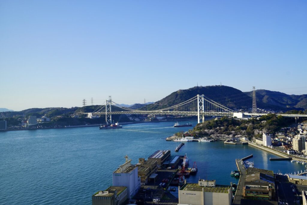 門司港レトロ展望室から望む関門橋と関門海峡