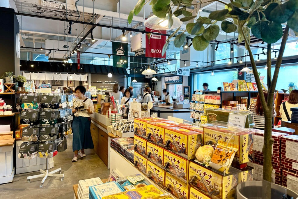 門司港のおみやげが並ぶomiyageかんもん 港ハウス店の店内