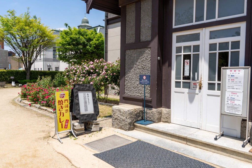 バラが咲く旧門司三井倶楽部の和洋レストラン三井倶楽部入口