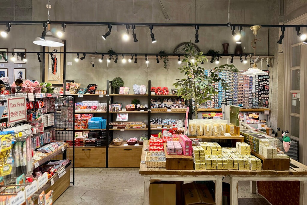 お菓子や雑貨などの門司港のおみやげが並ぶomiyageかんもん 海峡プラザ店の店内
