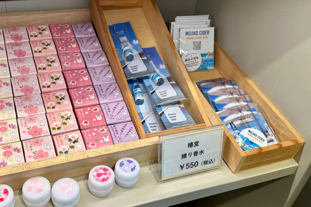 omiyageかんもん 海峡プラザ店に並ぶ門司港サイダーのミニチュアキーホルダーと缶バッジ