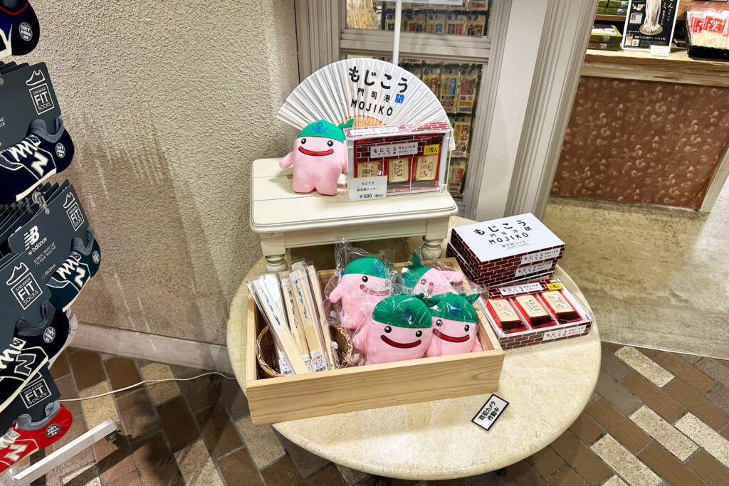omiyageかんもん 海峡プラザ店に並ぶ門司港のご当地みやげ