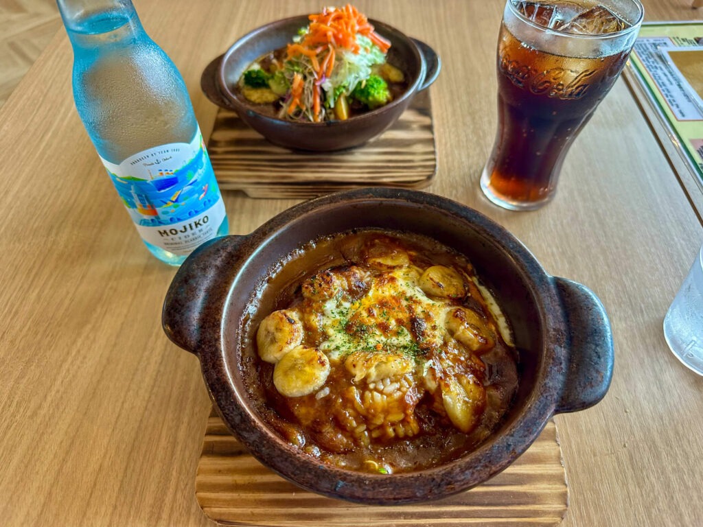 伽哩本舗 門司港西海岸店のバナナ焼きカレーと野菜焼きカレー、門司港サイダー