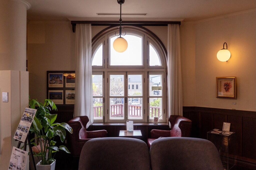 北九州市大連友好記念館2階にあるPALETTA COFFEE&ARTの店内